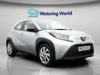 Używany Toyota Aygo X PURE 71 KM (52 kW) 2023 Srebrny SUV