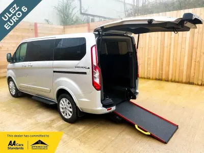 Usado Ford Tourneo Titanium 130 HP (95 kW) 2024 Prateado Monovolume