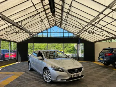 Usado Volvo V40 SE Lux 190 CV (139 kW) 2016 Plateado Utilitario