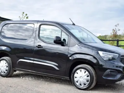 Usado Vauxhall Combo S 100 HP (73 kW) 2023 Preto Monovolume