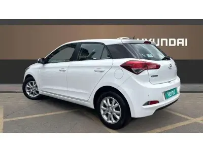 Begagnad Hyundai i20 SE 84 HK (61 kW) 2017 Vit Halvkombi
