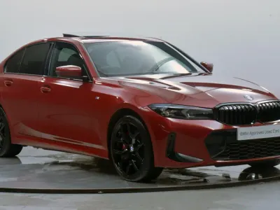 Begagnad BMW 330e M Sport 288 HK (211 kW) 2025 Röd Sedan