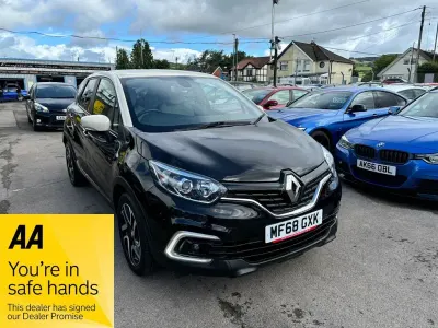 Used Renault Captur Iconic 90 HP (66 kW) 2018 Black/cream SUV
