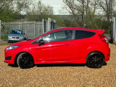 Usado Ford Fiesta Zetec 140 HP (102 kW) 2015 Vermelho Citadino
