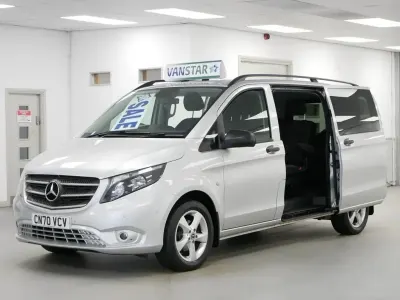 Usado Mercedes Vito Premium 160 HP (117 kW) 2020 Prateado Van