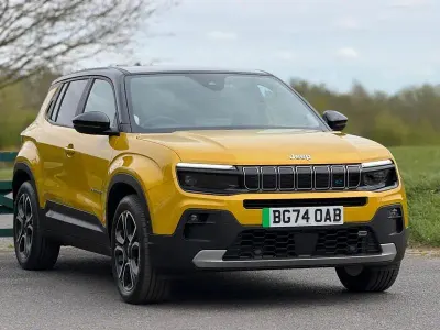 Begagnad Jeep Avenger 114 kW (156 HK) 2024 Gul SUV