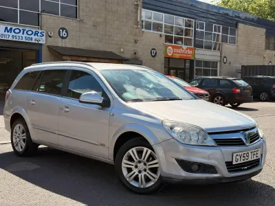 Używany Vauxhall Astra Design Edition 138 KM (101 kW) 2009 Srebrny Kombi