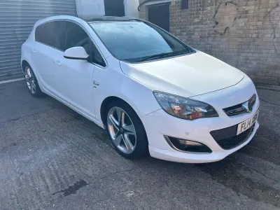 Used Vauxhall Astra SRi 130 HP (95 kW) 2014 White Hatchback