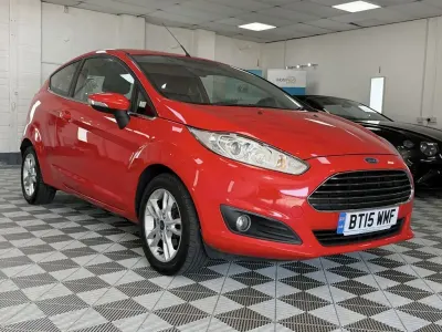Usado Ford Fiesta Zetec 82 HP (60 kW) 2015 Vermelho Citadino