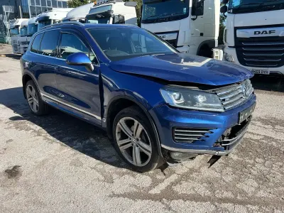 Begagnad VW Touareg R-line Plus 2018 Blå SUV