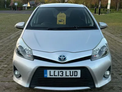 Used Toyota Yaris Hybrid T4 101 HP (74 kW) 2013 Silver Hatchback