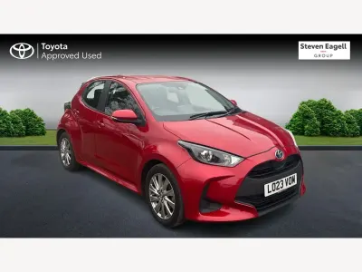 Begagnad Toyota Yaris Hybrid 2023 Röd Halvkombi