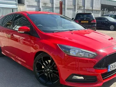 Usado Ford Focus ST 250 HP (183 kW) 2016 Vermelho Citadino