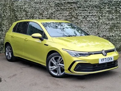 Begagnad VW Golf VII R-line 150 HK (110 kW) 2021 Gul Halvkombi
