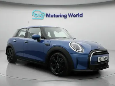 Begagnad Mini Cooper Exclusive 136 HK (100 kW) 2023 Blå Halvkombi
