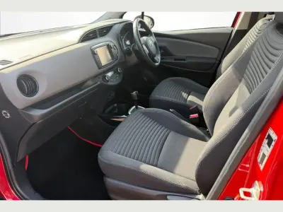 Used Toyota Yaris Design 73 HP (53 kW) 2016 Red