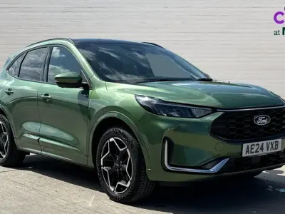 Usado Ford Kuga ST-Line X 243 HP (178 kW) 2024 Verde SUV