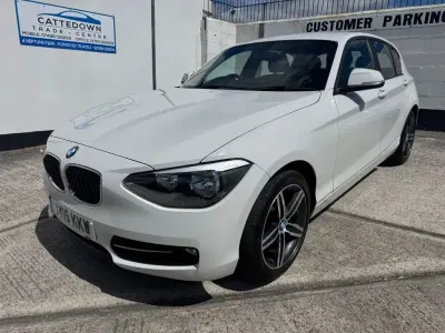 Begagnad BMW 118 Sport Line 2015 Vit Halvkombi