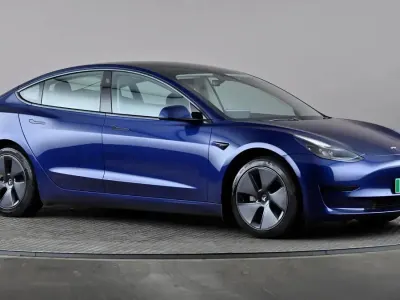 Używany Tesla Model 3 Standard Range 180 kW (245 KM) 2022 Niebieski Sedan/Limuzyna