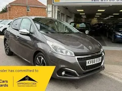 Used Peugeot 208 Allure Premium 82 HP (60 kW) 2018 Platinum grey metallic Hatchback
