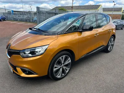 Usado Renault Scénic III Dynamique 110 CV (80 kW) 2016 Amarillo Monovolumen