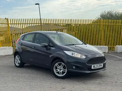Begagnad Ford Fiesta Zetec 2013 Grå Halvkombi