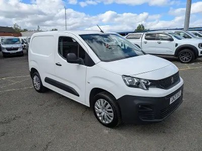 Używany Peugeot Partner 131 KM (96 kW) 2021 Biały Minivan