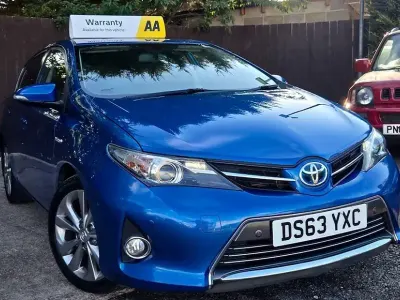 Used Toyota Auris Hybrid 134 HP (98 kW) 2014 Blue Hatchback