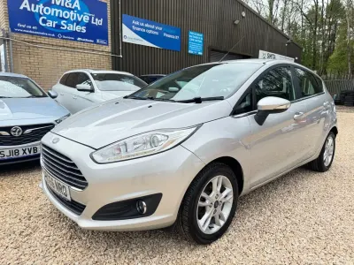 Usado Ford Fiesta Zetec 82 CV (60 kW) 2016 Plateado Utilitario