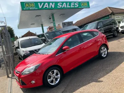 Used Ford Focus Zetec 125 HP (91 kW) 2011 Red Hatchback