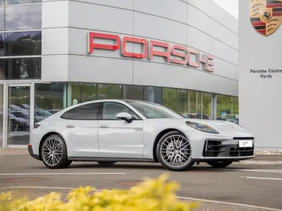 Usado Porsche Panamera 2025 Gris Utilitario