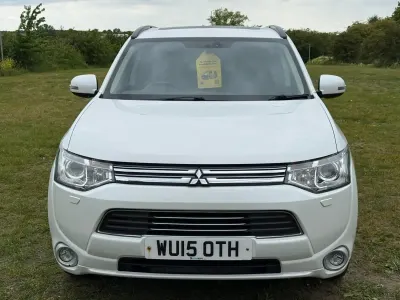 Używany Mitsubishi Outlander P-HEV 200 KM (147 kW) 2015 Biały SUV