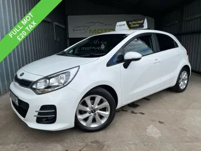 Begagnad Kia Rio 84 HK (61 kW) 2015 Vit Halvkombi