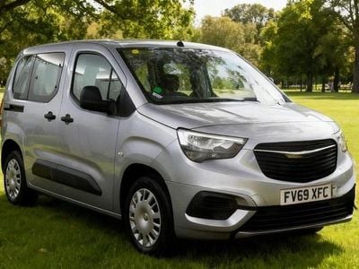 Used Vauxhall Combo Design Edition 100 HP (73 kW) 2020 Grey MPV