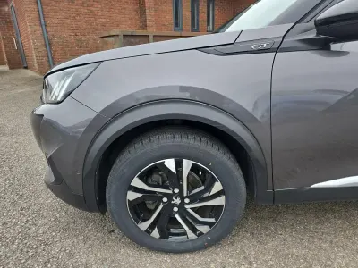 Używany Peugeot 2008 GT 129 KM (94 kW) 2023 Szary SUV