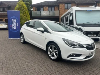 Used Vauxhall Astra SRi 105 HP (77 kW) 2016 White Hatchback