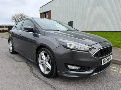 Begagnad Ford Focus Zetec 115 HK (84 kW) 2015 Grå Halvkombi