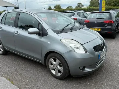Used Toyota Yaris 85 HP (62 kW) 2007 Silver Hatchback