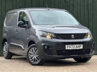 Begagnad Peugeot Partner 131 HK (96 kW) 2022 Grå Minibuss