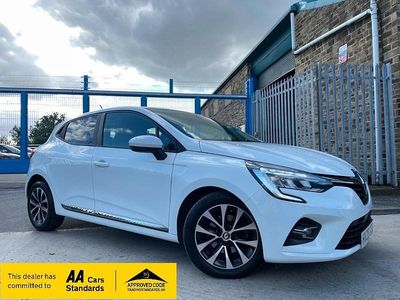 White Used 2020 Renault Clio V Iconic Hatchback | £7,329