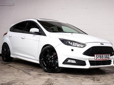 Used Ford Focus ST 250 HP (183 kW) 2015 White Hatchback