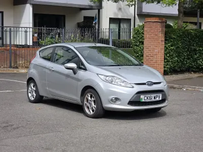 Używany Ford Fiesta Zetec 82 KM (60 kW) 2011 Srebrny Hatchback