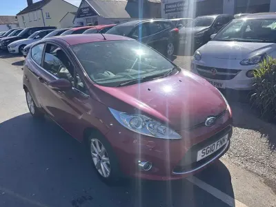 Usado Ford Fiesta Zetec 82 HP (60 kW) 2010 Vermelho Citadino