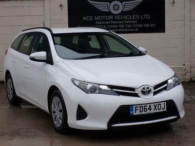 Used Toyota Auris Active 90 HP (66 kW) 2014 White Estate