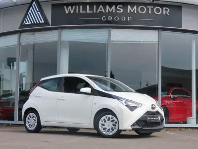 Used Toyota Aygo X-play 72 HP (52 kW) 2019 White Hatchback