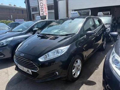 Begagnad Ford Fiesta Zetec 2016 Svart Halvkombi