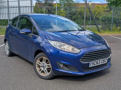 Usado Ford Fiesta Zetec 82 CV (60 kW) 2014 Azul Utilitario