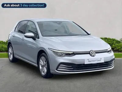 Begagnad VW Golf VIII Life 150 HK (110 kW) 2023 Silver Halvkombi