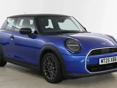 Begagnad Mini Cooper Hatch 113 kW (154 HK) 2025 Blå Halvkombi