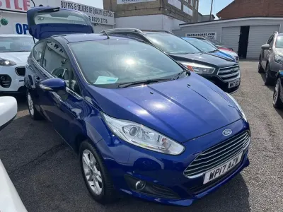 Usado Ford Fiesta Zetec 82 CV (60 kW) 2017 Azul Utilitario